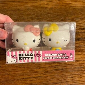 *cracked* Hello Kitty Salt & Pepper shakers